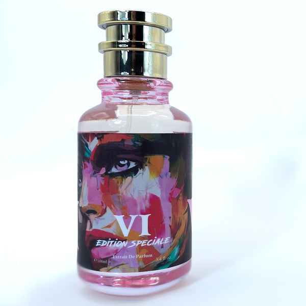 VI is highly nuanced fragrance which is both sweet and sensual. This extrait de parfum relishes in its floral accords which are dominated by sweet and fresh notes.