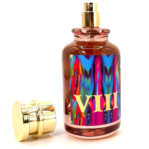 VIII is a monochrome of musks radiating in stellar space. The seductive caress is sweetened by sensual notes and blends of middle notes.